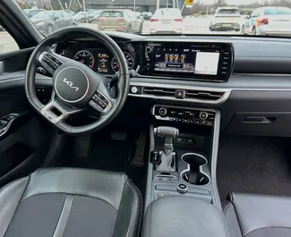 Kia K5 vuokraus. Mukavuus, Premium auto vuokrattavana Valko-Venäjällä ✓ Vakuusmaksu 133 USD ✓ Vakuutusvaihtoehdot: TPL, CDW.