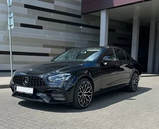 Frontvisning av en leiebil Mercedes-Benz E-Class i Minsk, Hviterussland ✓ Bil #15036. ✓ Automatisk TM ✓ 0 anmeldelser.
