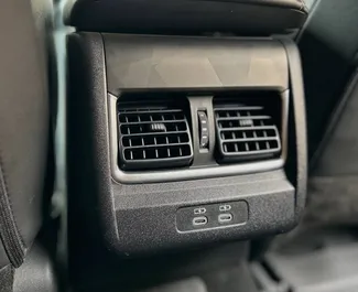 Bensin 2,0L motor i Toyota Camry 2024 för uthyrning i Minsk.