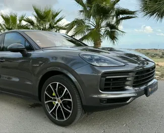 تأجير سيارة Porsche Cayenne 2022 في في إسبانيا، تتميز بـ ✓ وقود البنزين وقوة 455 حصان ➤ بدءًا من 300 EUR يوميًا.