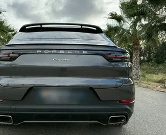 Porsche Cayenne 2022 متاحة للإيجار في في أليكانتي، مع حد أقصى للمسافة 200 كم/يوم.