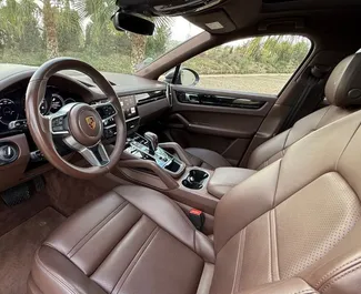 Porsche Cayenne 2022 مع نظام محرك الأقراص الأمامي، متاحة في في أليكانتي.