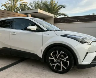 Aluguel de Toyota C-HR. Carro Económico, Conforto, Crossover para Alugar em Espanha ✓ Depósito de 300 EUR ✓ Opções de seguro: TPL.