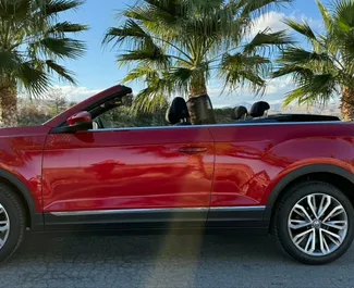 Vista frontal de um aluguel Volkswagen T-Roc Cabrio em Alicante, Espanha ✓ Carro #15106. ✓ Transmissão Automático TM ✓ 0 avaliações.