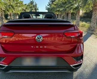 Volkswagen T-Roc Cabrio 2022 disponível para alugar em Alicante, com limite de quilometragem de 250 km/dia.