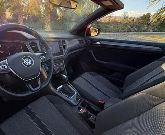 Interior do Volkswagen T-Roc Cabrio para aluguer em Espanha. Um excelente carro de 5 lugares com transmissão Automático.