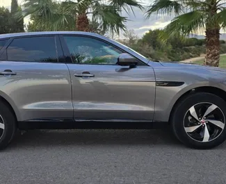 داخلية Jaguar F-PACE للإيجار في في إسبانيا. سيارة رائعة بـ 5 مقاعد وناقل حركة أوتوماتيكي.