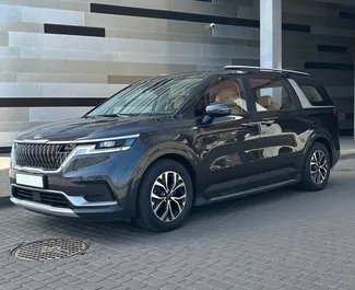 Frontvisning av en leiebil Kia Carnival i Minsk, Hviterussland ✓ Bil #15047. ✓ Automatisk TM ✓ 0 anmeldelser.