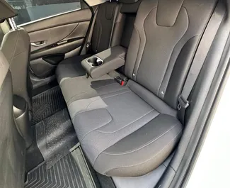 アゼルバイジャンにてでのHyundai Elantra 2023カーレンタル、特徴は✓ガソリン燃料と馬力 ➤ 1日あたり40 AZNからスタート。