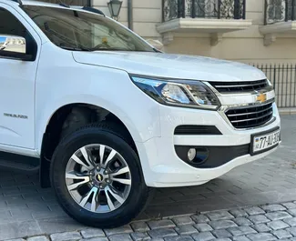 レンタルのChevrolet Trailblazerの正面ビュー、バクー空港にて, アゼルバイジャン ✓ 車両番号#15242。✓ 自動トランスミッション ✓ 0のレビュー。