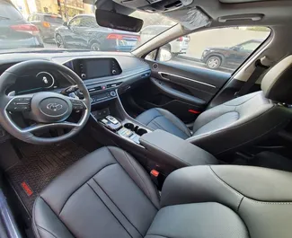 バクー空港にてでのレンタル用Hyundai Sonata 2022のガソリン Lエンジン。