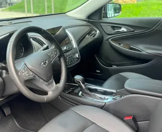 バクー空港にてでのレンタル用Chevrolet Malibu 2024のガソリン Lエンジン。