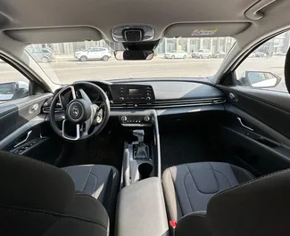 バクー空港にてでのレンタル用Hyundai Elantra 2023のガソリン Lエンジン。