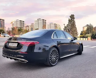バクー空港にて、アゼルバイジャンにてでのMercedes-Benz S-Class #15240 自動カーレンタル、Lエンジン搭載 ➤ ムラットから。
