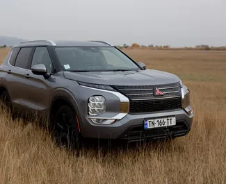 Vuokra-auton etunäkymä Mitsubishi Outlander Tbilisissä, Georgia ✓ Auto #15182. ✓ Vaihteisto Automaattinen TM ✓ Arvostelut 0.