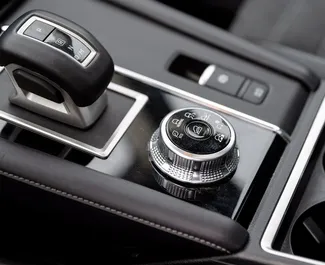 Mitsubishi Outlander sisätila vuokrattavana Georgiassa. Erinomainen 5-paikkainen auto Automaattinen-vaihteistolla.