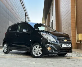 Frontvisning av en leiebil Chevrolet Spark på Baku lufthavn, Aserbajdsjan ✓ Bil #5215. ✓ Automatisk TM ✓ 0 anmeldelser.