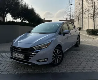 Μπροστινή όψη ενοικιαζόμενου Nissan Sunny στο αεροδρόμιο του Μπακού, Αζερμπαϊτζάν ✓ Αριθμός αυτοκινήτου #15234. ✓ Κιβώτιο ταχυτήτων Αυτόματο TM ✓ 0 κριτικές.