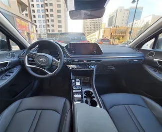 バクー空港にてでレンタル可能なHyundai Sonata 2022、無制限の走行距離制限付き。