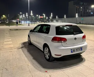 ティラナにて、アルバニアにてでのVolkswagen Golf 6 #15188 マニュアルカーレンタル、1.6Lエンジン搭載 ➤ アイラから。