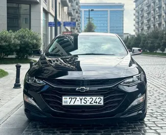 バクー空港にて、アゼルバイジャンにてでのChevrolet Malibu #15237 自動カーレンタル、Lエンジン搭載 ➤ ムラットから。