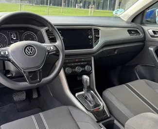 Volkswagen T-Roc sisätila vuokrattavana Espanjassa. Erinomainen 5-paikkainen auto Automaattinen-vaihteistolla.