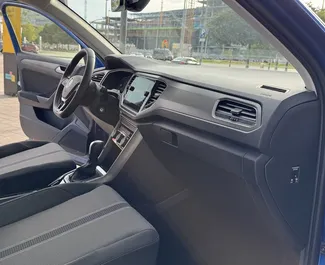 Diesel 1,6L moottori Volkswagen T-Roc 2021 vuokrattavana Barcelonassa.