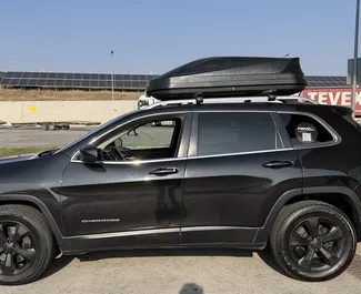 Jeep Cherokee 2016 araç kiralama Gürcistan'da, ✓ Benzin yakıt ve 271 beygir gücü özellikleriyle ➤ Günde başlayan fiyatlarla 110 GEL.