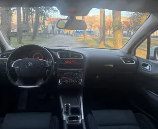 Frontvisning av en leiebil Citroen C4 i Budva, Montenegro ✓ Bil #15254. ✓ Automatisk TM ✓ 0 anmeldelser.