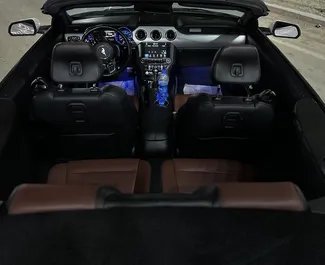 Ford Mustang Cabrio 2018 bérelhető Bakuban, korlátlan kilométeres határral.