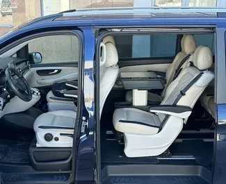 Prenájom Mercedes-Benz V-Class. Auto typu Premium, Luxus, Minivan na prenájom v v Čiernej Hore ✓ Bez zálohy ✓ Možnosti poistenia: TPL, CDW, Cestujúci, V zahraničí.