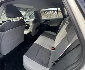Toyota Rav4 – автомобиль категории Комфорт, Внедорожник, Кроссовер напрокат в Грузии ✓ Депозит 200 GEL ✓ Страхование: ОСАГО.