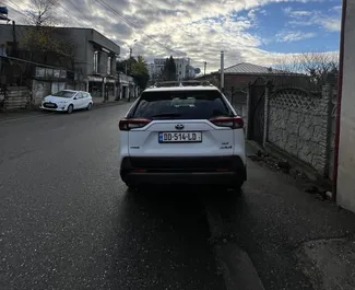 Арендуйте Toyota Rav4 2021 в Грузии. Топливо: Гибрид. Мощность: 219 л.с. ➤ Стоимость от 200 GEL в сутки.