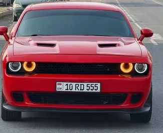 Frontvisning av en leiebil Dodge Challenger i Jerevan, Armenia ✓ Bil #15248. ✓ Automatisk TM ✓ 0 anmeldelser.