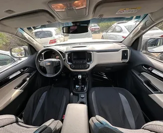 バクー空港にてでのレンタル用Chevrolet Trailblazer 2022のガソリン Lエンジン。