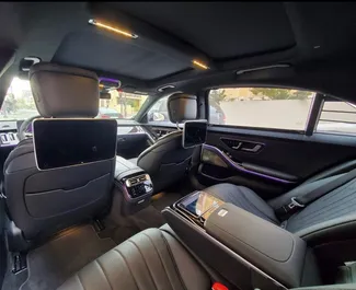 バクー空港にてでのレンタル用Mercedes-Benz S-Class 2021のガソリン Lエンジン。