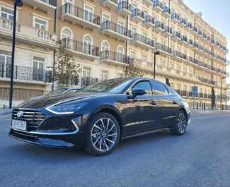 バクー空港にて、アゼルバイジャンにてでのHyundai Sonata #15238 自動カーレンタル、Lエンジン搭載 ➤ ムラットから。