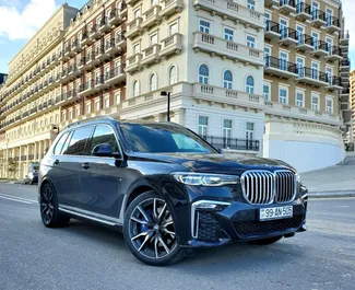 レンタルのBMW X7の正面ビュー、バクー空港にて, アゼルバイジャン ✓ 車両番号#15243。✓ 自動トランスミッション ✓ 0のレビュー。