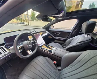 アゼルバイジャンにてでのMercedes-Benz S-Class 2021カーレンタル、特徴は✓ガソリン燃料と馬力 ➤ 1日あたり900 AZNからスタート。
