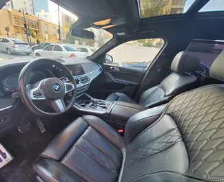 アゼルバイジャンにてでのBMW X7 2022カーレンタル、特徴は✓ガソリン燃料と馬力 ➤ 1日あたり160 AZNからスタート。