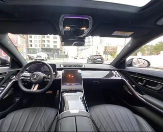 Mercedes-Benz S-Classのレンタル。アゼルバイジャンにてでのプレミアム, ラグジュアリーカーレンタル ✓ 預金1500 AZN ✓ TPLの保険オプション付き。