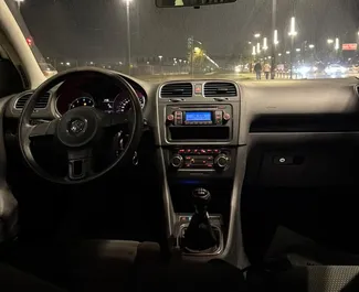 ティラナにてでのレンタル用Volkswagen Golf 6 2013のガソリン 1.6Lエンジン。