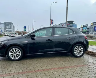 Sprednji pogled najetega avtomobila Renault Megane v v Beogradu, Srbija ✓ Avtomobil #15249. ✓ Menjalnik Samodejno TM ✓ Mnenja 0.
