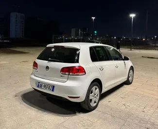 アルバニアにてでのVolkswagen Golf 6 2013カーレンタル、特徴は✓ガソリン燃料と馬力 ➤ 1日あたり25 EURからスタート。