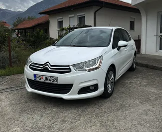 Frontvisning af en udlejnings Citroen C4 i Bar, Montenegro ✓ Bil #15201. ✓ Automatisk TM ✓ 0 anmeldelser.