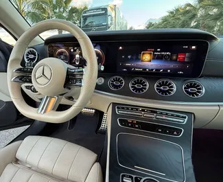 Mercedes-Benz E-Class Cabrio 2023 Etuveto-järjestelmällä, saatavilla Alicantessa.