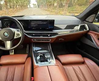 BMW X7 2025 διαθέσιμο για ενοικίαση στο Αλικάντε, με όριο χιλιομέτρων 250 χλμ/ημέρα.