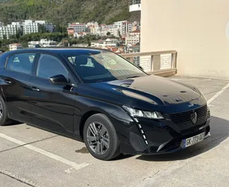 Peugeot 308 2023 automašīnas noma Melnkalnē, iezīmes ✓ Dīzeļdegviela degviela un 130 zirgspēki ➤ Sākot no 36 EUR dienā.