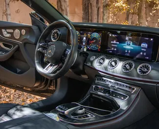 Mercedes-Benz E53 AMG 2024 disponible para alquilar en Dubai, con límite de millaje de 250 km/día.