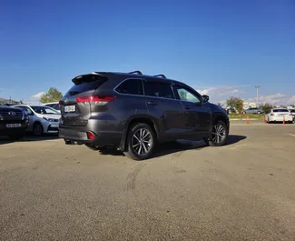 Bilutleie av Toyota Highlander 2019 i i Georgia, inkluderer ✓ Bensin drivstoff og 280 hestekrefter ➤ Starter fra 160 GEL per dag.